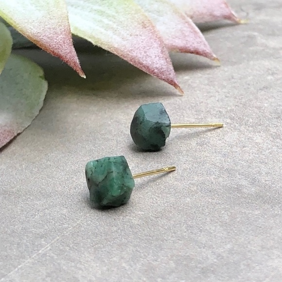 🆕 New Raw Emerald Crystal Stud Gemstone Earrings - Picture 2 of 9